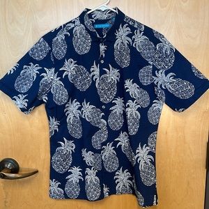 Tori Richard Pineapple Print Aloha shirt.  Size medium